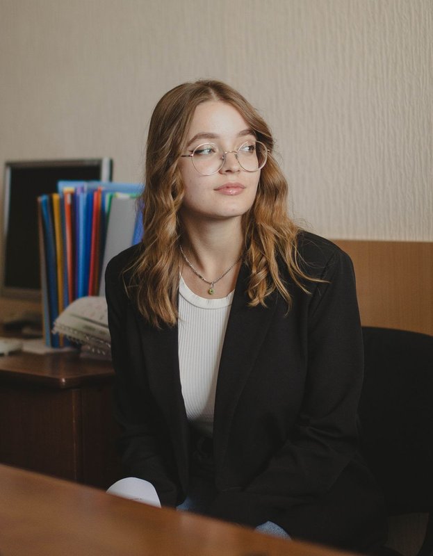 端正なオフィススタイルの女性