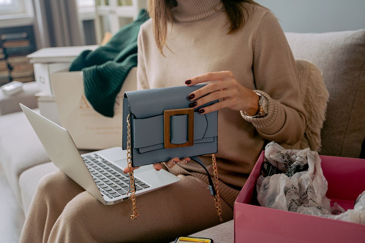 自宅でPCと梱包箱を前に進める作業