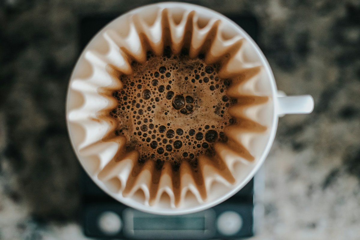 ドリッパー内で泡立つコーヒー粉